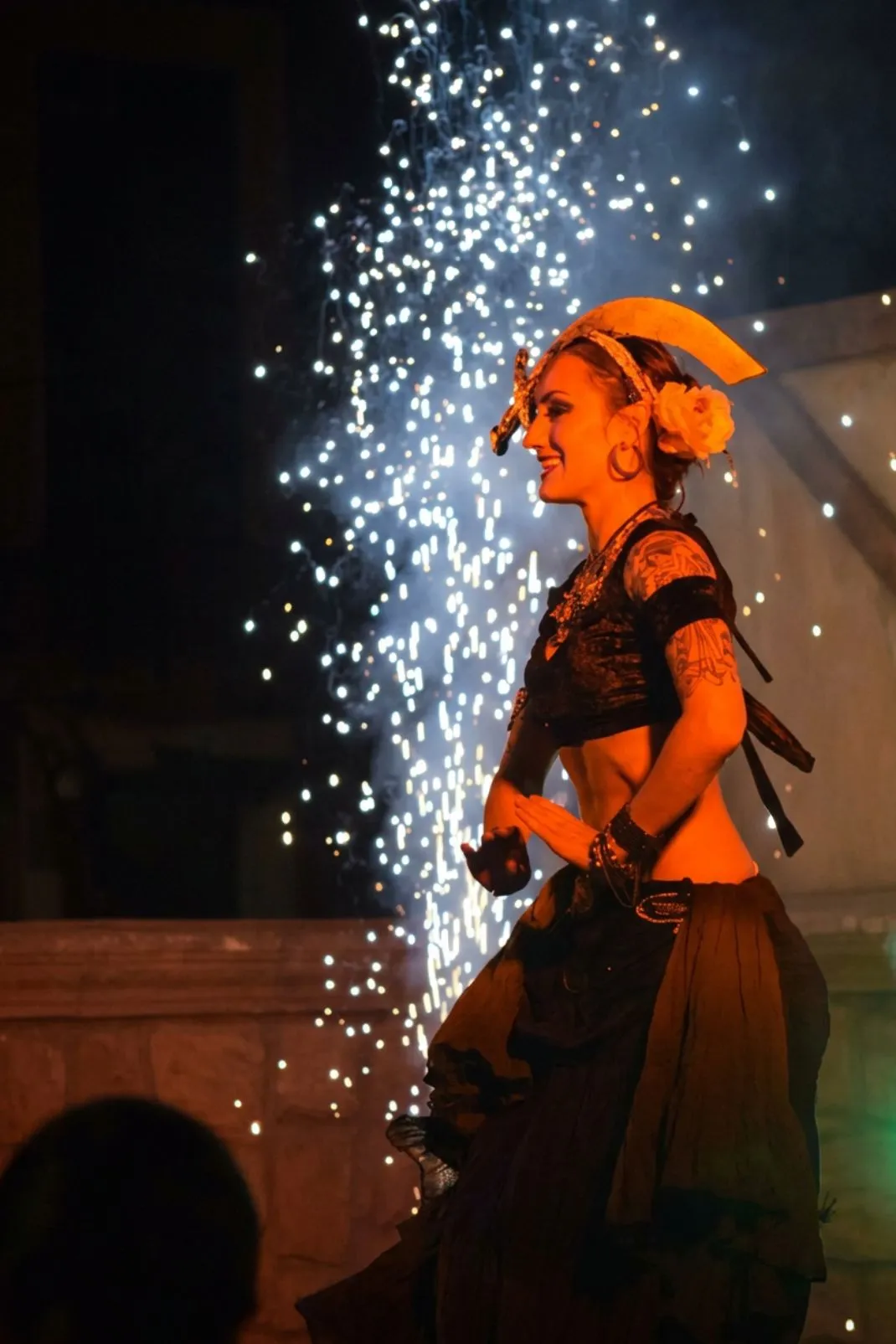 Cristina García actuando en un espectáculo de tribal fusion