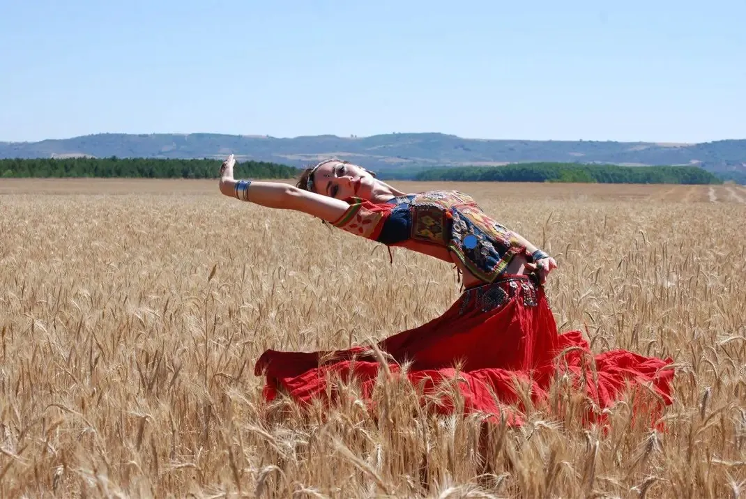 Bailarina de tribal fusion danzando en un campo de trigo